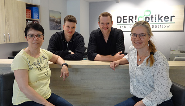 Teamfoto von Der Optiker Berlin in Altglienicke mit den Mitarbeitenden im Verkaufsraum.